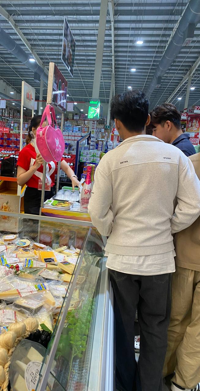 SPY Sparkle Fruit Revolutionizing FMCG Distribution with Da Houg Heng at Makro Cambodia - Image 43